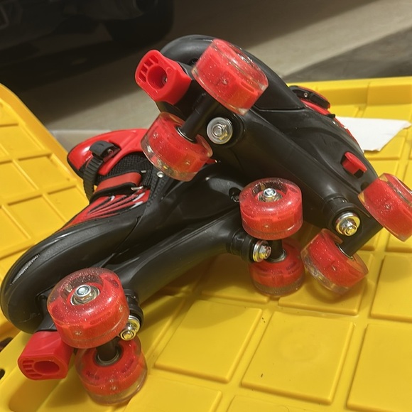 Roller Skates Boys Girls, 4 Size Adjustable Rollerskates Light Up Wheels Youth L - Picture 7 of 8